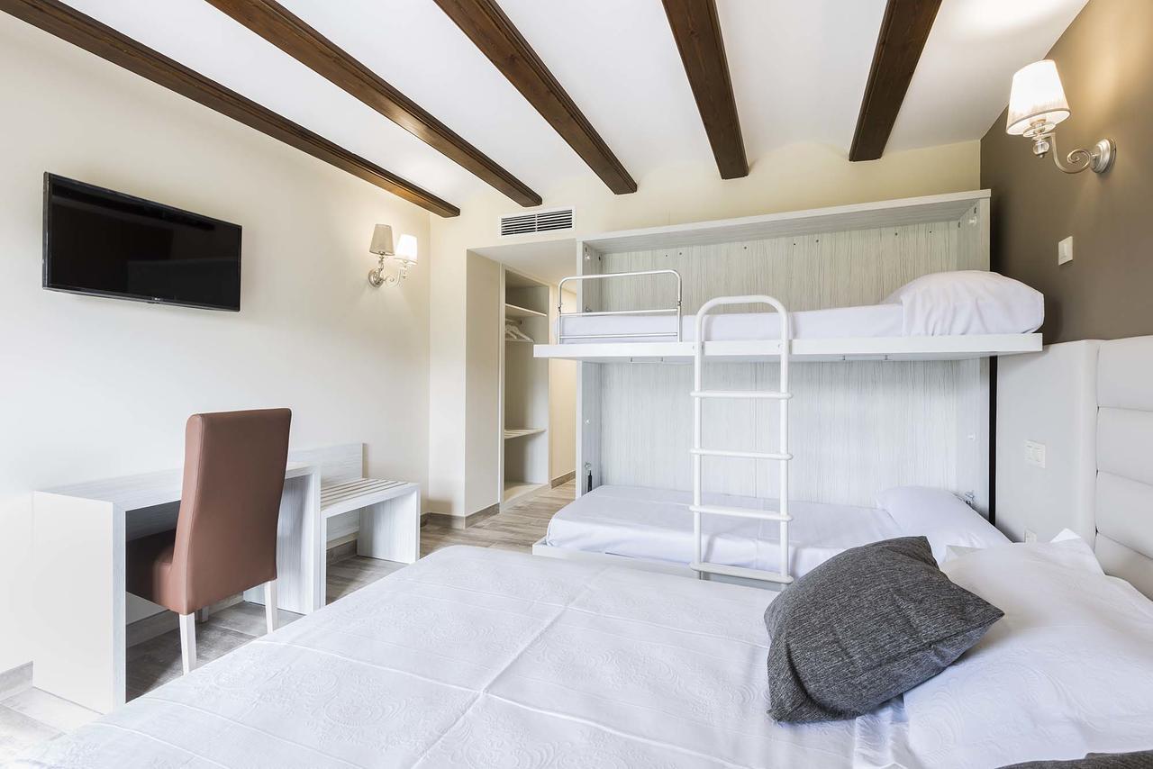 Hotel Atiana อัลบาร์ราซิน ภายนอก รูปภาพ